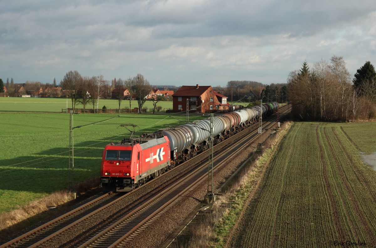 185 605 von HGK am 14.01.15. mit Kesselwagenzug bei Achum.