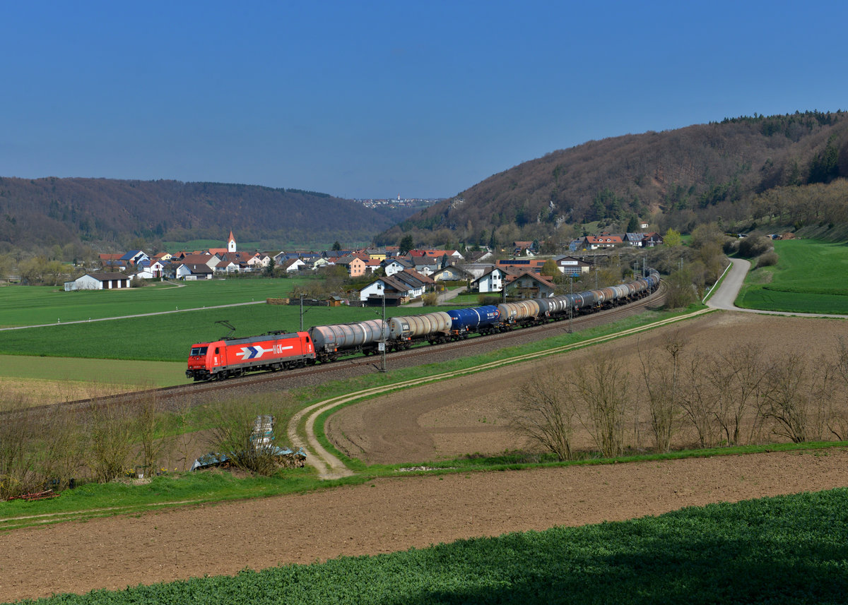 185 605 mit einem Kesselzug am 11.04.2016 bei Breitenfurt. 
