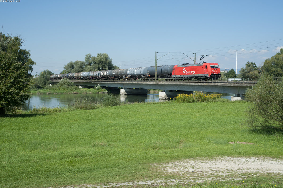 185 605 von Rhein Cargo mit einem Kesselzug nach Passau bei der Isarquerung in Plattling, 29.08.2017