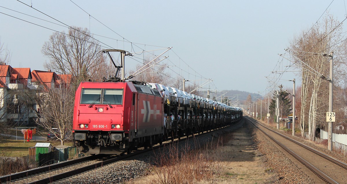 185 606-1 von der HGK durchfährt am 01.03.2014, mit einem Ganzzug deutscher Automobile aus dem VW-Werk, den Hp Zwickau-Pölbitz.