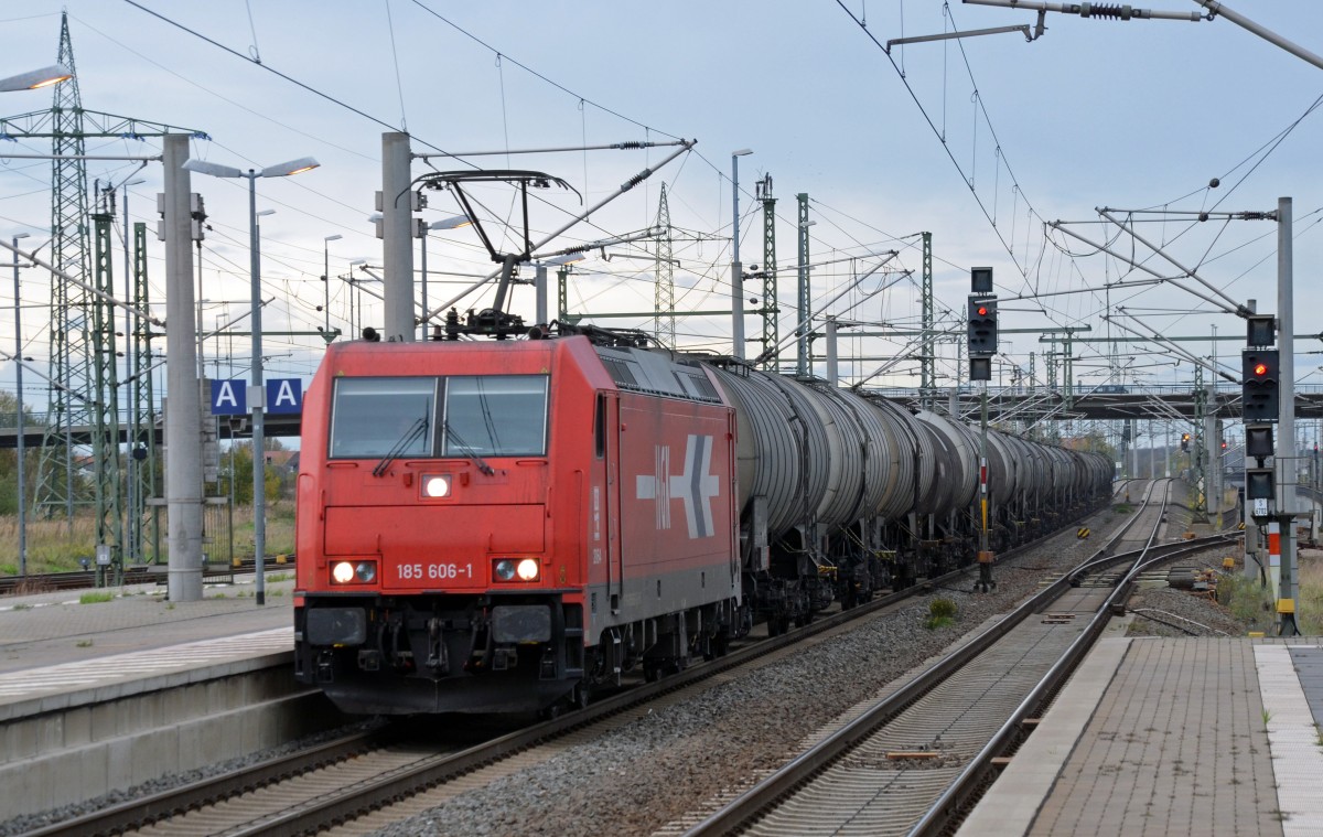 185 606 der HGK bef�rderte am 27.10.13 einen Kesselwagenzug durch Bitterfeld Richtung Halle(S).