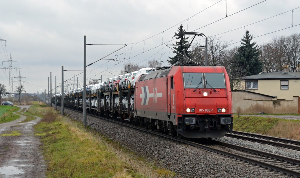 185 606 der HGK zog am 30.11.13 einen VW-Autozug durch Braschwitz Richtung K�then.