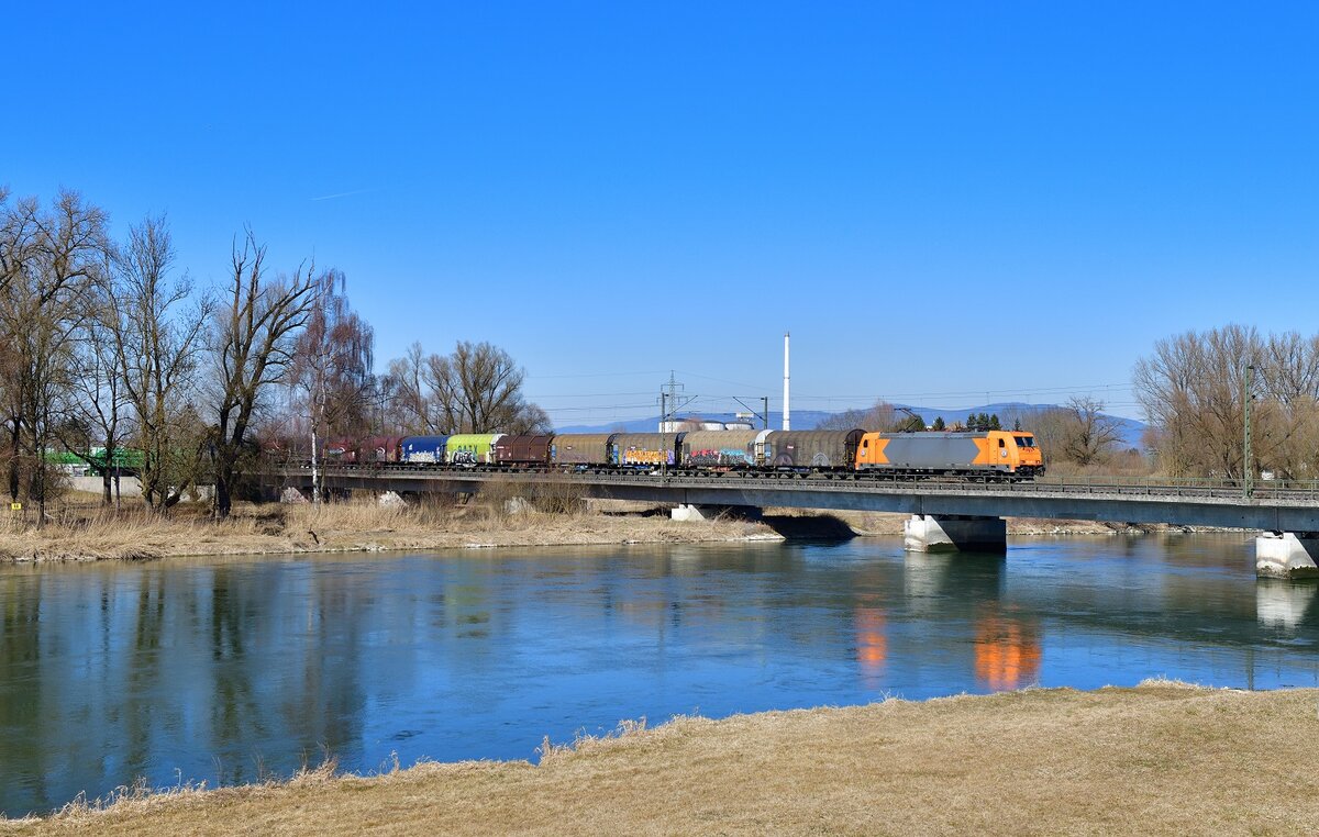 185 606 mit einem Güterzug am 13.03.2022 bei Plattling.