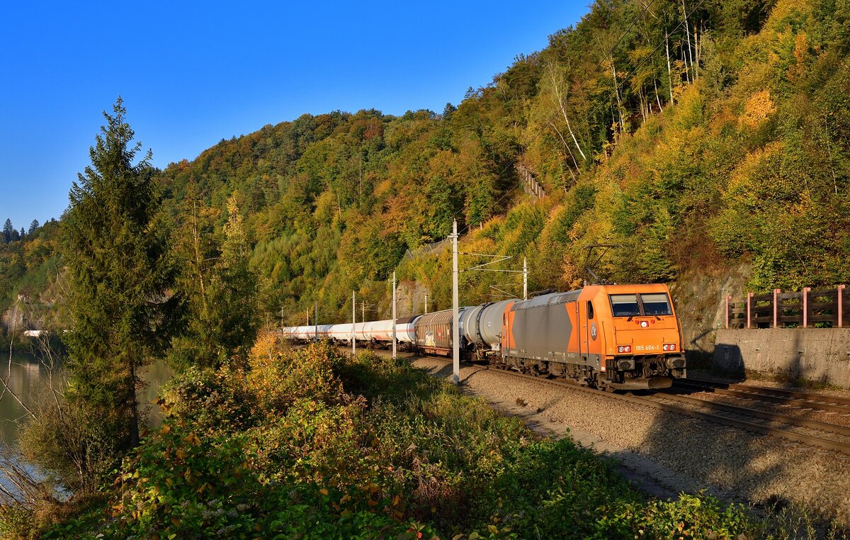 185 606 mit einem Güterzug am 07.10.2022 bei Ingling.