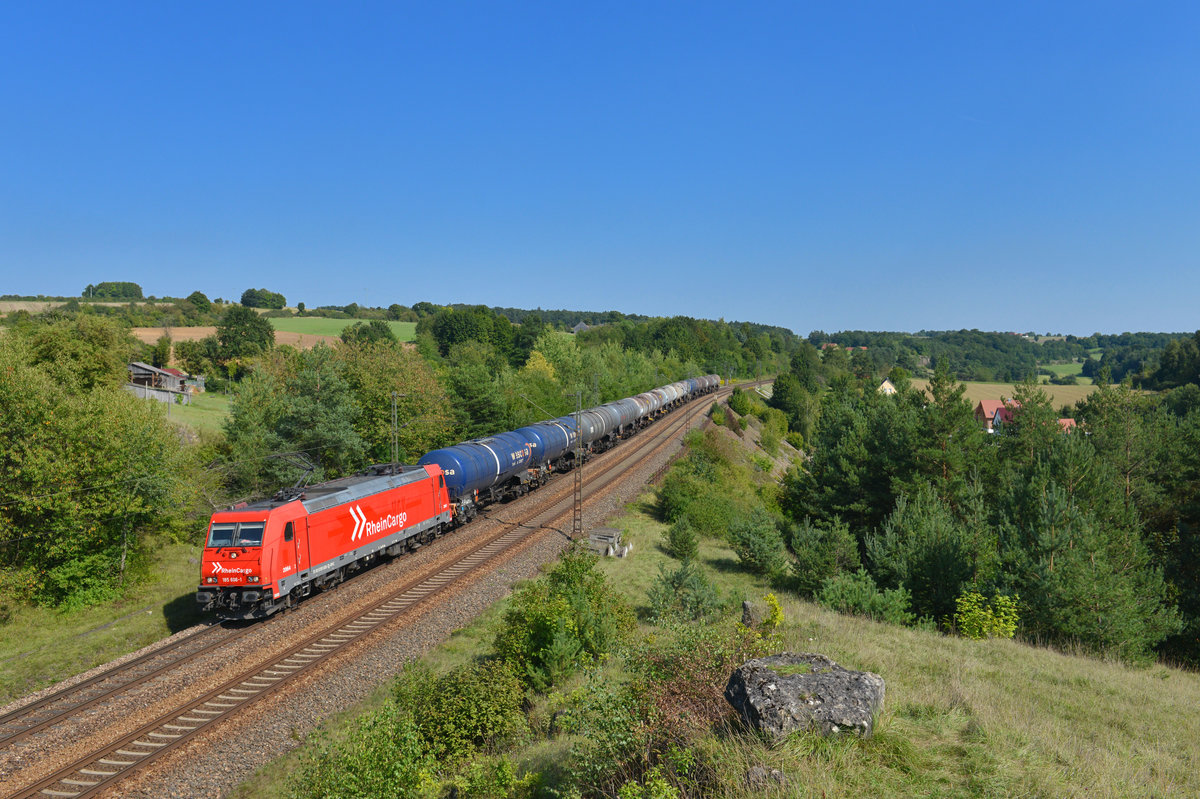 185 606 mit einem Kesselzug am 23.08.2017 bei Laaber. 