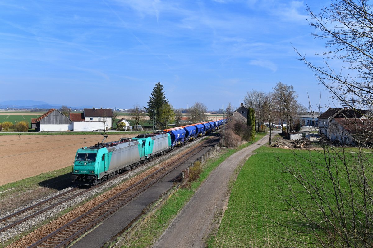 185 607 + 185 577 mit einem Güterzug am 30.03.2019 bei Stephansposching. 
