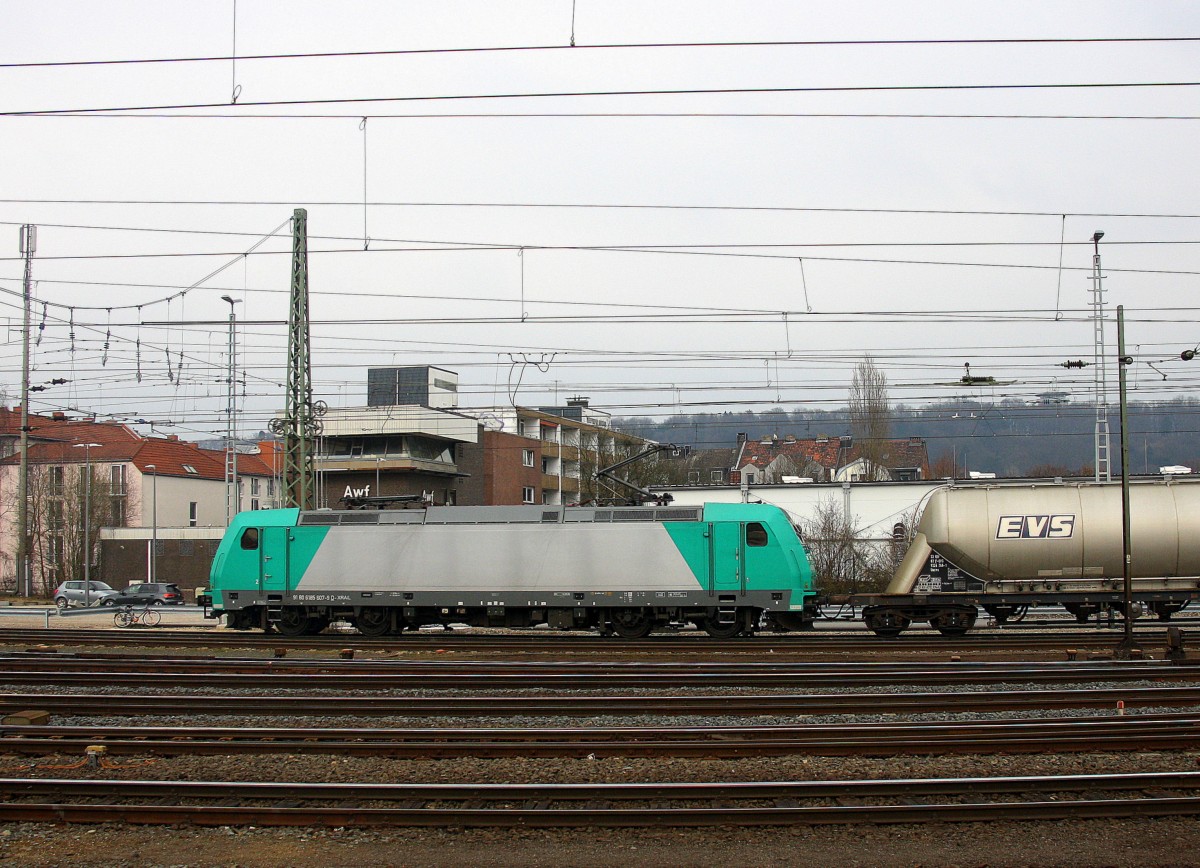 185 607-9 kommt aus Richtung Köln,Aachen-Hbf,Aachen-Schanz, mit einem langen Silozug aus Augsburg(D) nach Herentals(B) und fährt in Aachen-West ein. 
Aufgenommen vom Bahnsteig in Aachen-West am 14.3.2015.