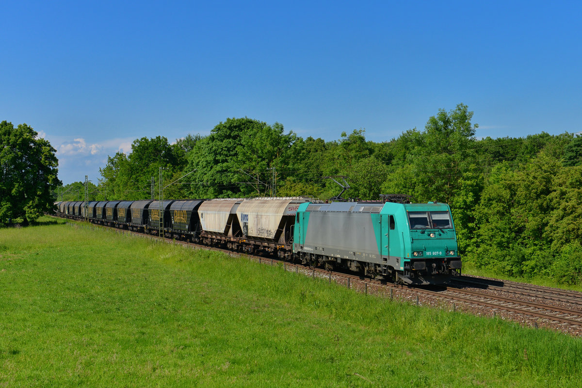 185 607 mit einem Getreidezug am 08.06.2013 bei Feldmoching. 