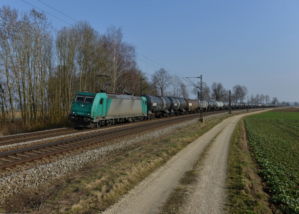 185 607 mit einem Kesselzug am 07.03.2014 bei Langenisarhofen.