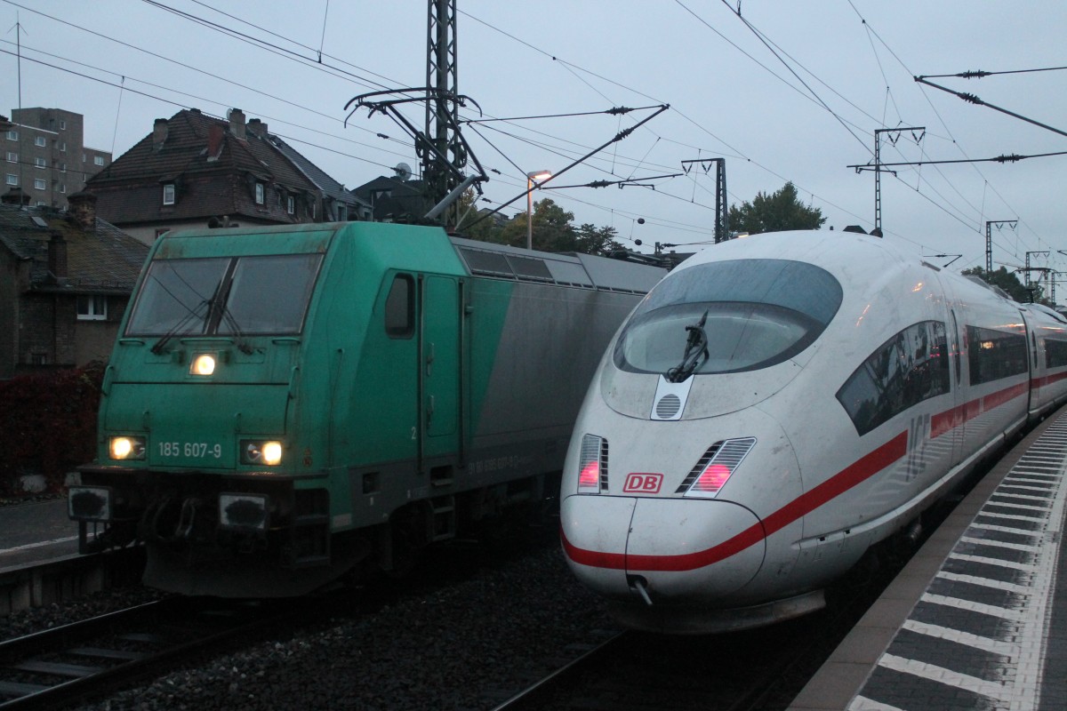 185 607 neben einem unbekannt gebliebenen ICE 3 am 14.10.13 in Frankfurt S�d.