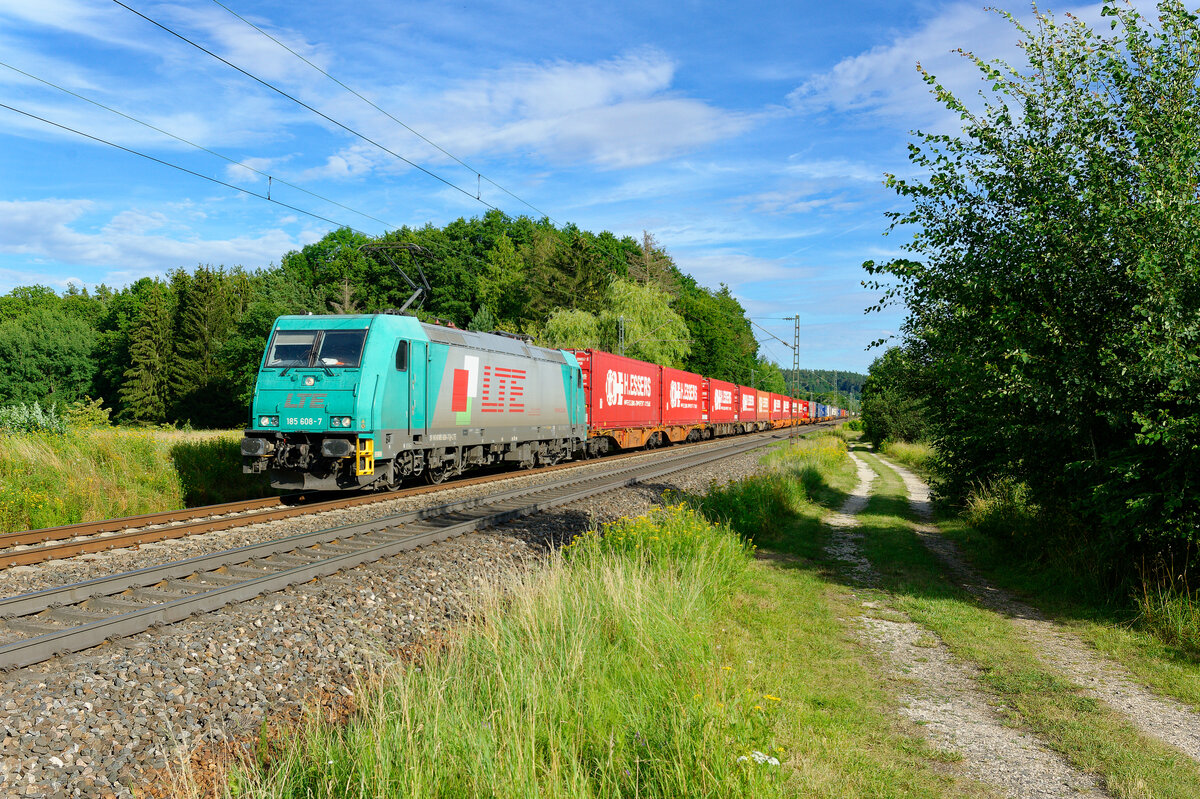 185 608 ATLU/LTE mit einem Containerzug bei Postbauer-Heng Richtung Nürnberg, 27.07.2020