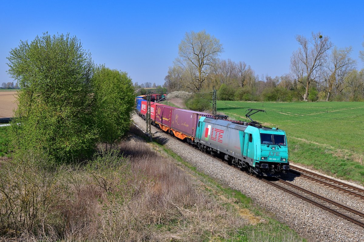 185 608 mit einem KLV am 09.04.2020 bei Langenisarhofen.