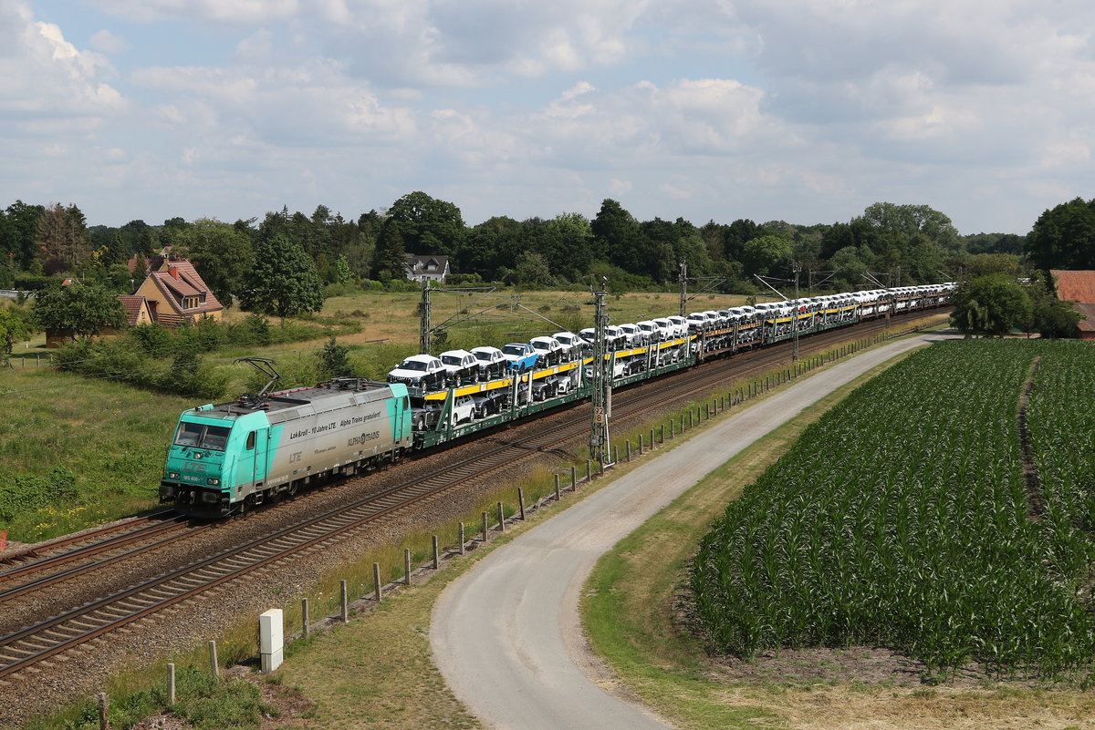 185 608 war mit einem Autozug am 25. Juni 2020 bei Langwedel in Richtung Bremen unterwegs.