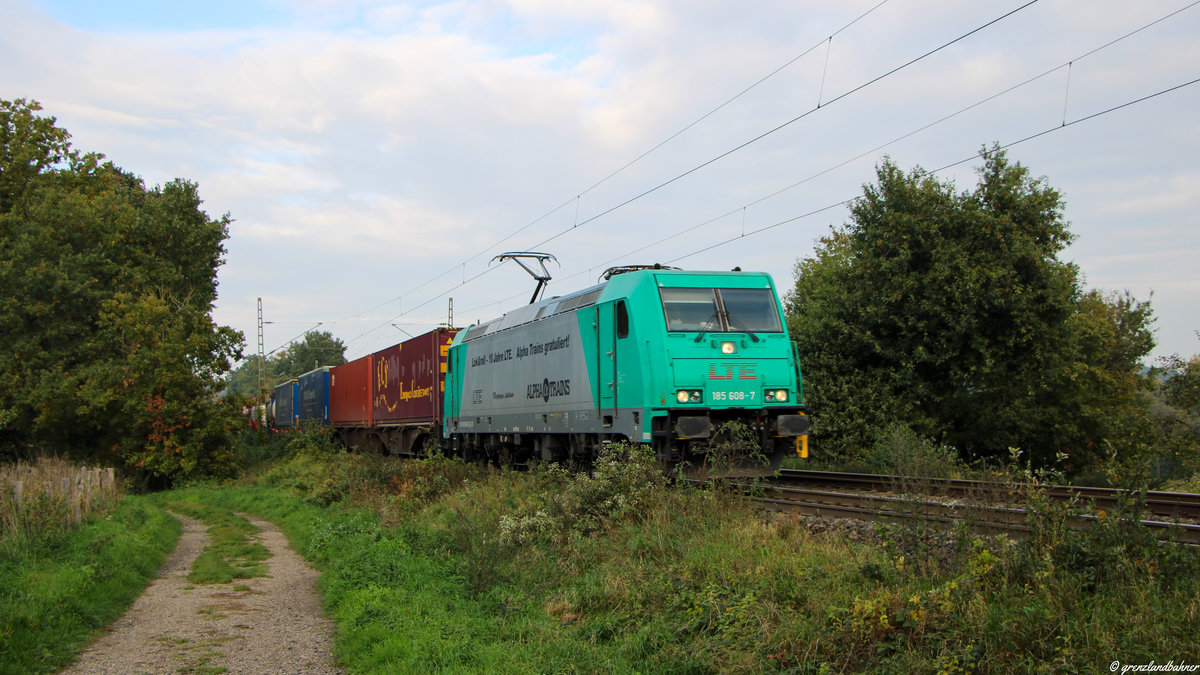 185-608 zieht einen Container bzw Tanktainer Güterzug durchs Grenzland.

Herzogenrath, 18.10.2020