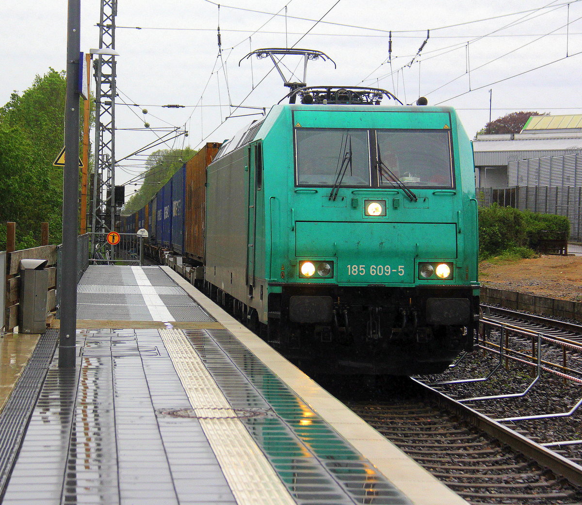 185 609-5 von Railtraxx kommt als Umleiter mit einem Containerzug aus Oradea(RO) nach Zeebrugge-Ramskapelle(B) und fährt durch Kohlscheid aus Richtung Herzogenrath und fährt die Kohlscheider-Rampe hoch nach Aachen-West. 
Aufgenommen von Bahnsteig 2 in Kohlscheid.
Am 25.4.2019.  
