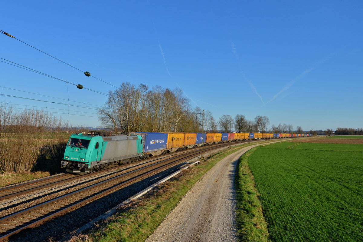 185 609 mit einem Containerzug am 26.03.2017 bei Langenisarhofen. 