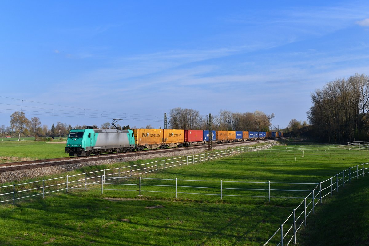 185 609 mit einem Containerzug am 07.04.2019 bei Schwarzwöhr. 