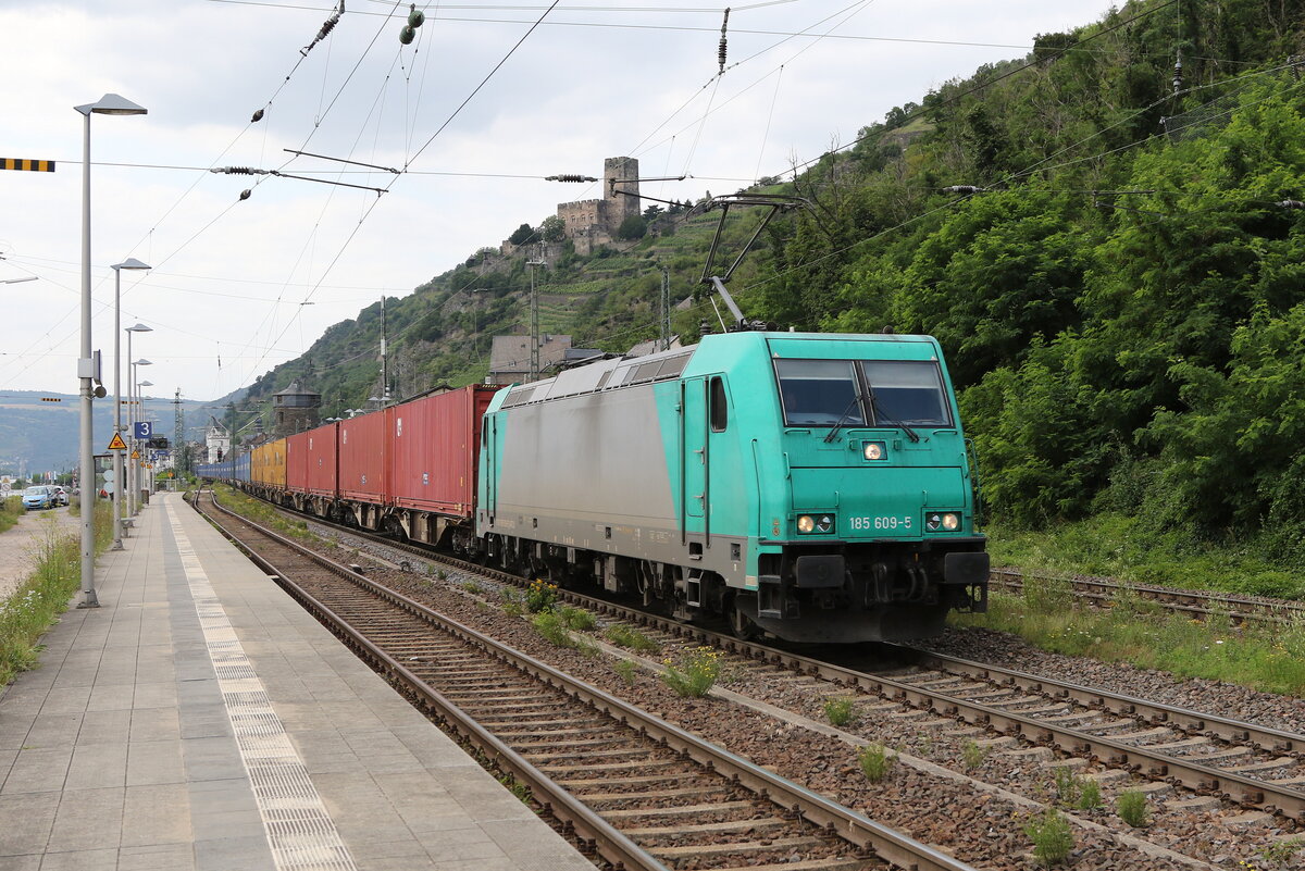 185 609 mit einem Containerzug am 22. Juli 2021 in Kaub am Rhein.
