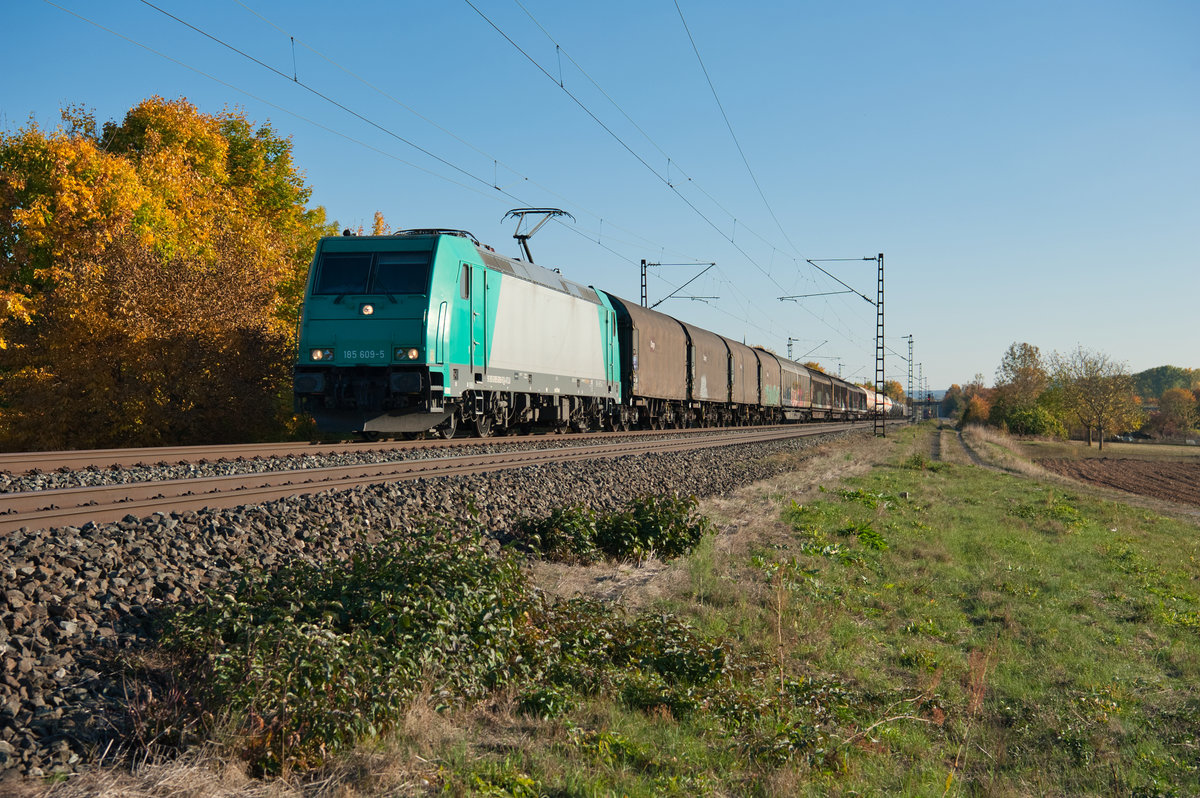 185 609 mit einem gemischten Güterzug bei Thüngersheim Richtung Gemünden, 13.10.2018