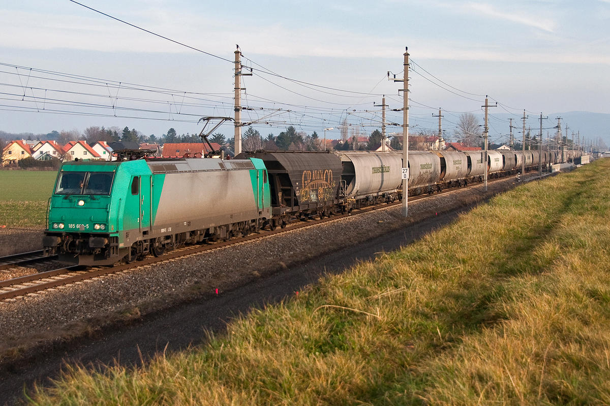 185 609 ist mit einem Getreidezug auf der Franz Josefs Bahn in Richtung Tulln unterwegs. Muckendorf-Wipfing, am 03.01.2014.