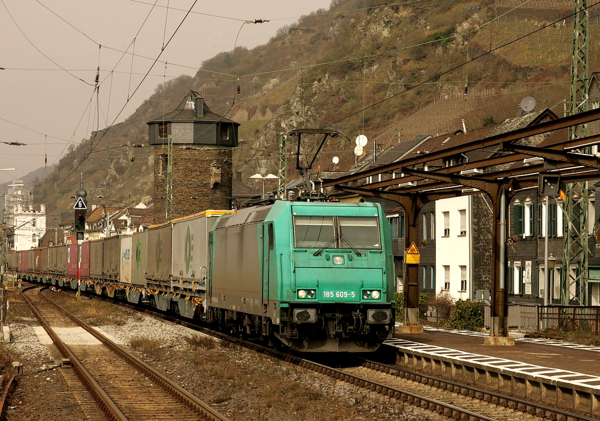 185 609 mit einem KLV zieht durch den Bahnhof Kaub am 16.03.2022