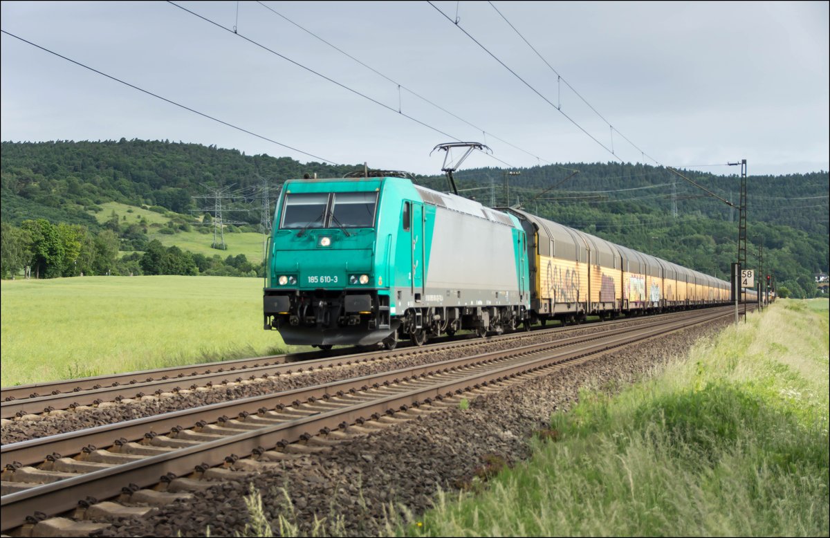 185 610-3 ist auf dem Weg in Richtung Fulda,gesehen am 08.06.2017 bei Reilos.