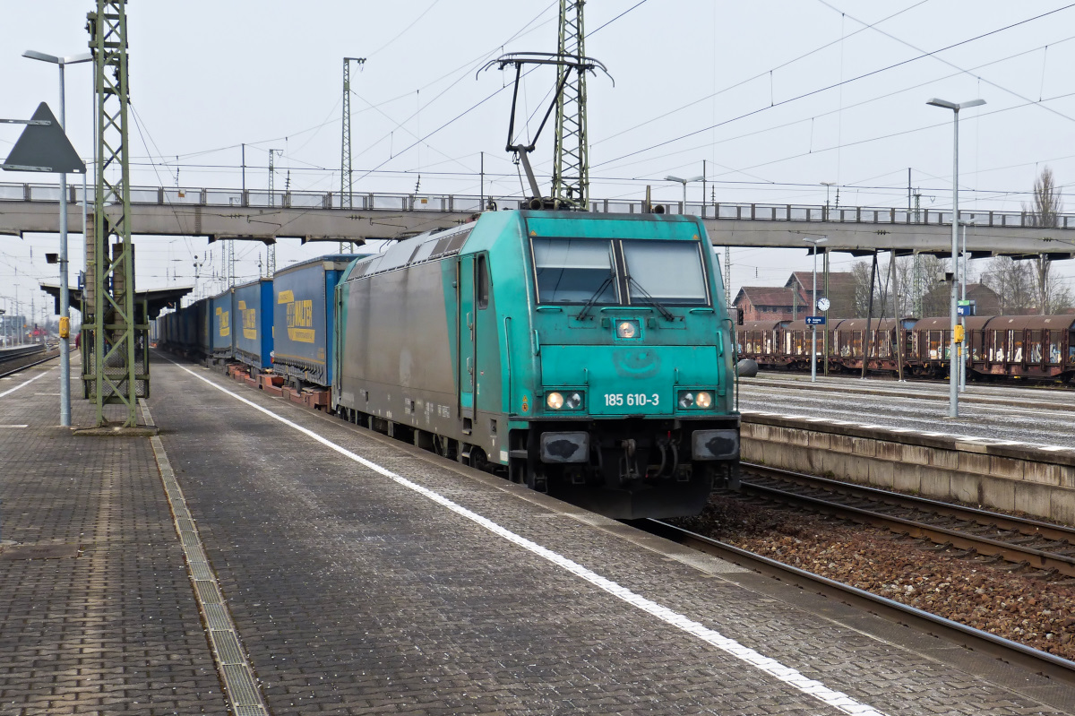 185 610-3 mit LKW-Walter-Zug und Smiley auf der Lokfront. Plattling 19.03.2016