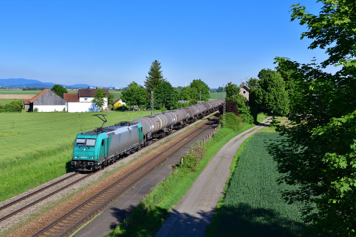 185 610 mit einem Kesselzug am 18.05.2020 bei Stephansposching.