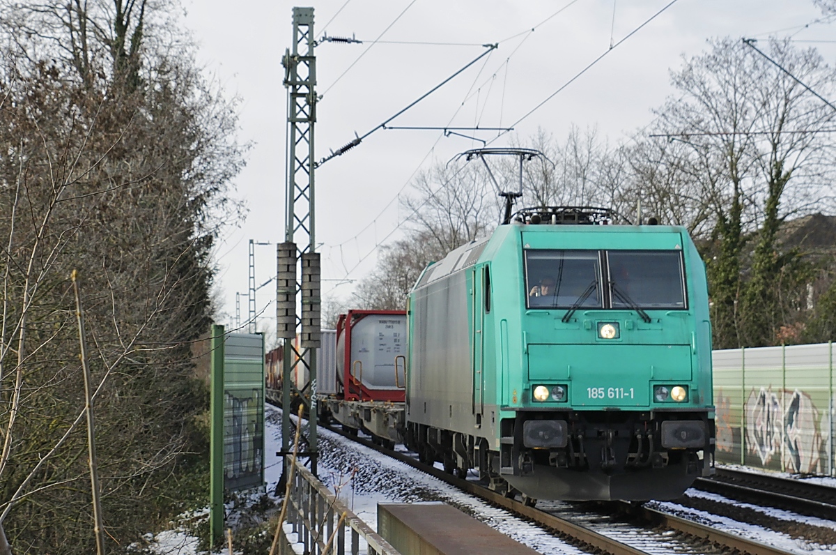 185 611-1 durchfährt am 14.02.2021 Neuss Süd. Gruß zurück an den Lokführer!