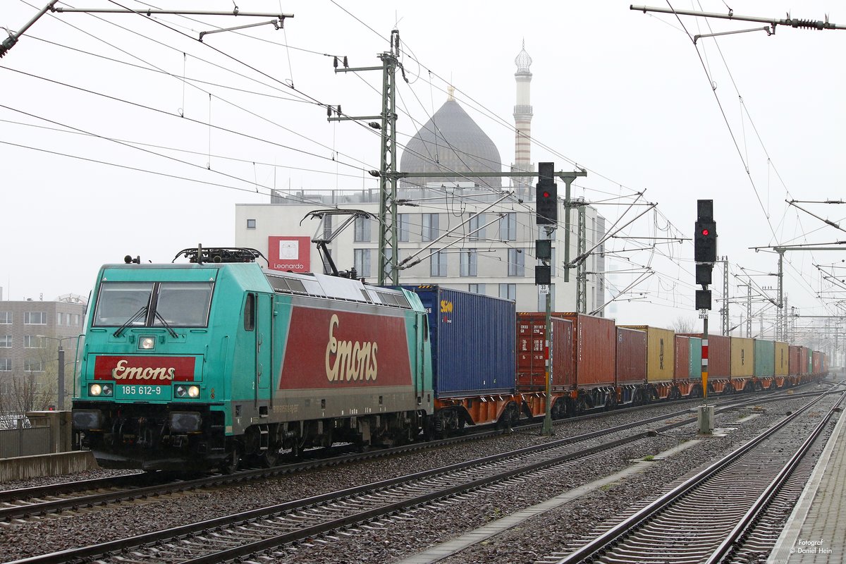 185 612-9 Emons mit Containerzug in Dresden Mitte, April 2017.