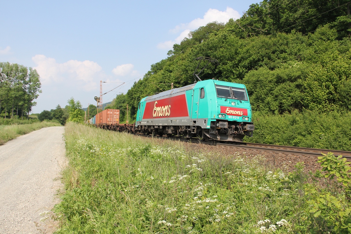 185 612-9  Emons  mit Containerzug in Fahrtrichtung Sden. Aufgenommen am 11.06.2013 zwischen Friedland(HAN) und Eichenberg.