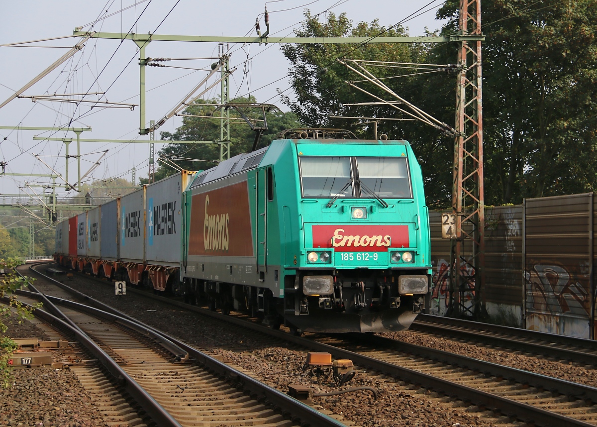 185 612-9 mit Emons Beklebung und einem Containerzug aus Richtung Osten kommen weitern gen Seelze. Aufgenommen am 20.09.2014 in Hannover Linden-Fischerhof.