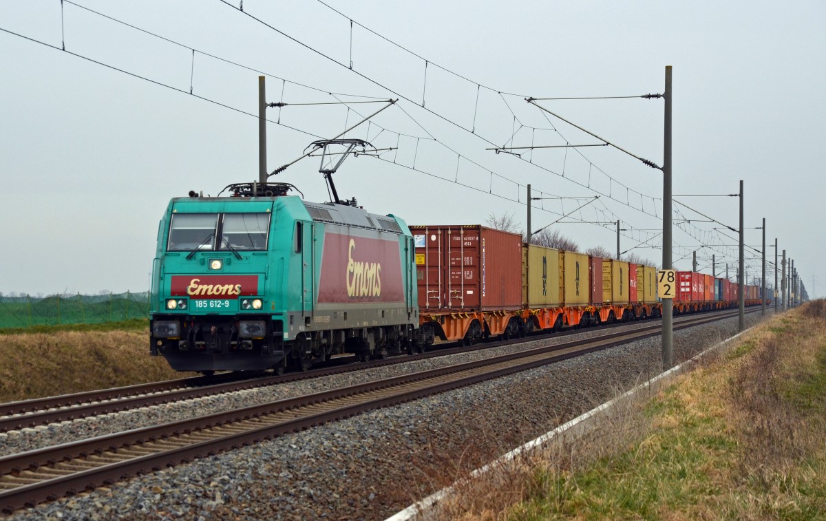 185 612 beförderte am 17.02.16 einen Containerzug aus Hamburg kommend durch Braschwitz Richtung Halle(S).