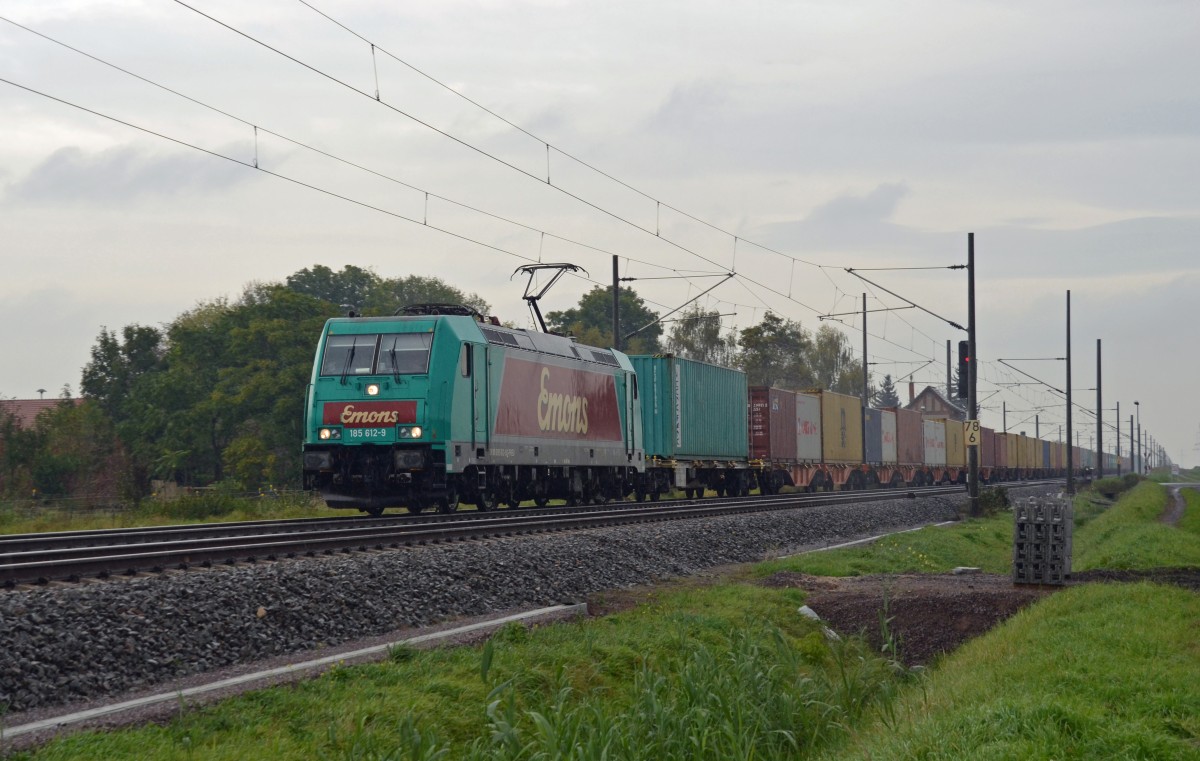 185 612 durchfährt mit ihrem Containerzug aus dem Hamburger Hafen am 16.10.14 das verregnete Braschwitz Richtung Halle(S).  