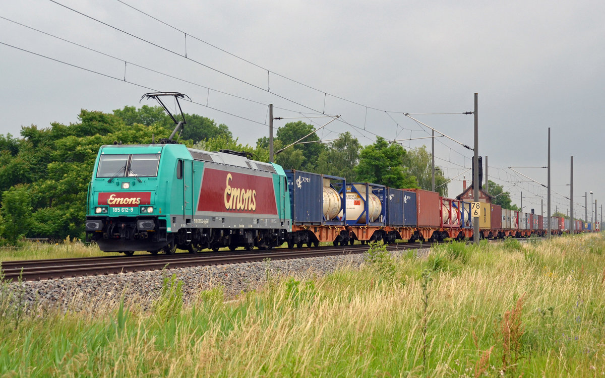 185 612 der Emons schleppte am 23.06.17 einen Containerzug durch Braschwitz Richtung Halle(S).