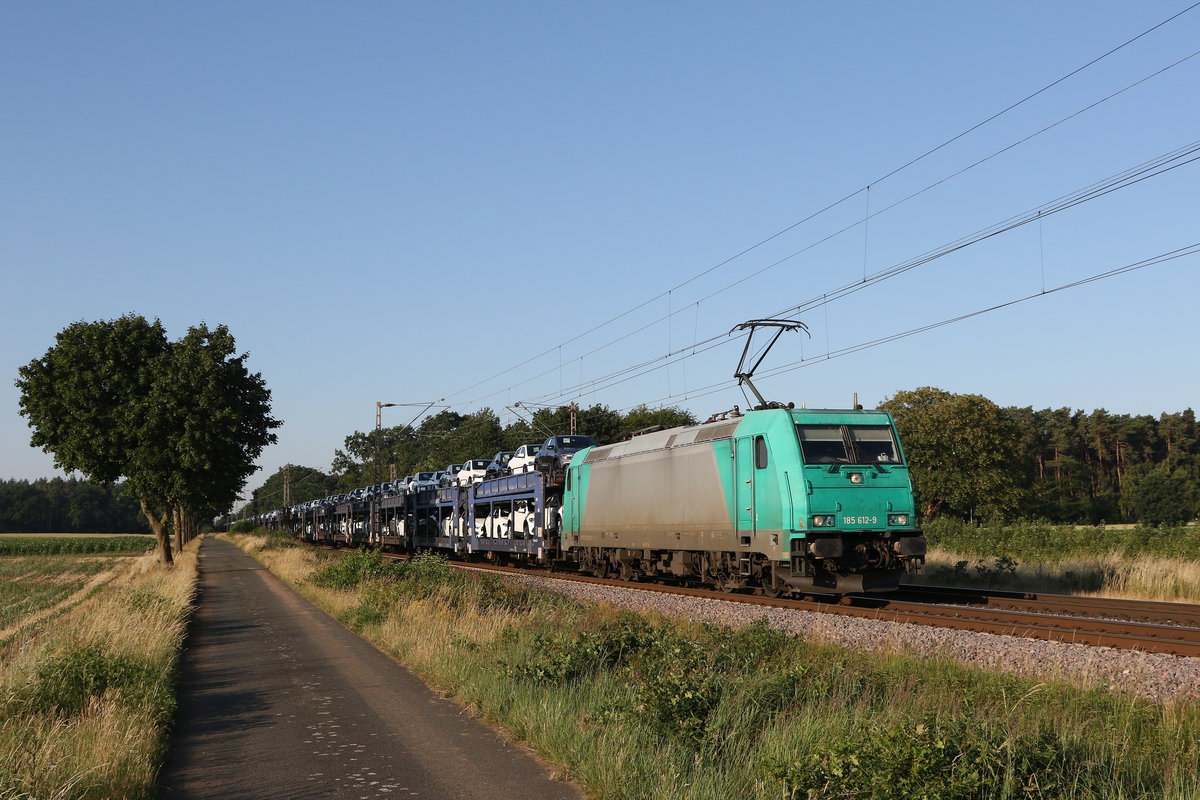 185 612 mit einem Autozug am 26. Juni 2020 bei Dörverden.