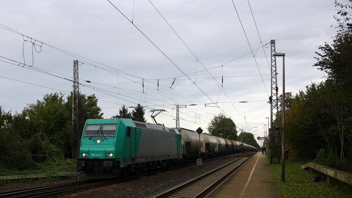 185 613-7 von Crossrail  kommt als Umleiter mit einem langen Silozug aus Augsburg(D) nach Herentals(B) und kommt durch Kohlscheid aus Richtung Herzogenrath und fährt die Kohlscheider-Rampe hoch nach Aachen-West.
Aufgenommen am 11.10.2014.
