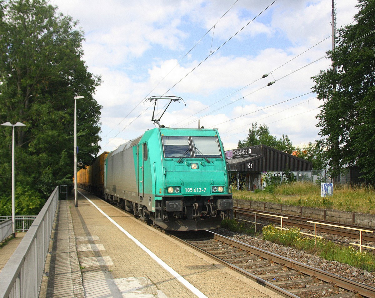 185 613-7 von Crossrail  kommt als Umleiter mit einem langen Containerzug aus Milano(I) nach Zeebrugge-Ramskapelle(B) und kommt durch Kohlscheid aus Richtung Herzogenrath und fährt die Kohlscheider-Rampe hoch nach Aachen-West. 
Bei Sonne und Regenwolken am Nachmittag vom 9.7.2015.