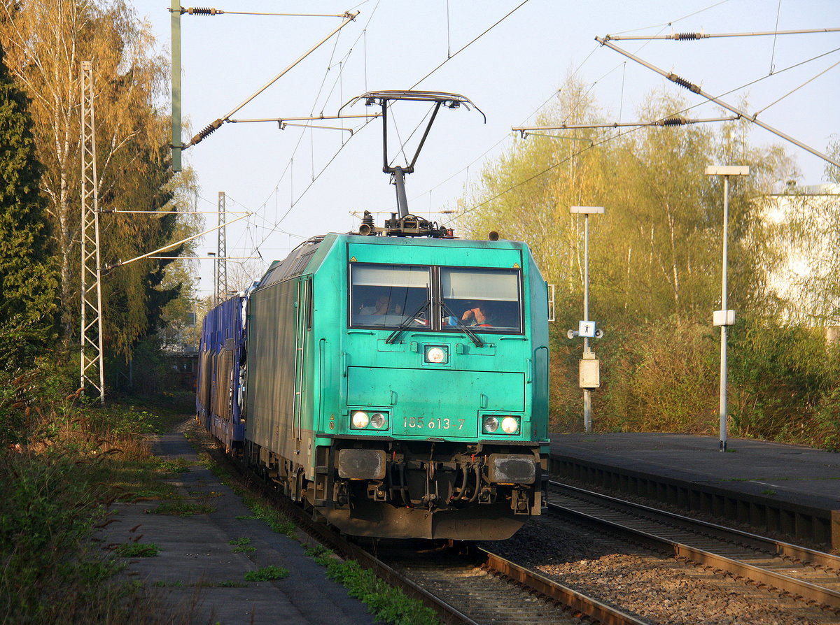 185 613-7 von Crossrail kommt aus Richtung Mönchengladbach-Hbf,Rheydt-Hbf,Wickrath,Beckrath,Herrath mit einem langen Autozug aus Pirna Gbf(D) nach Aachen-West,Zeebrugge(B) und fährt durch Erkelenz in Richtung Baal,Hückelhoven-Baal,Brachelen,Lindern,Süggerrath,Geilenkirchen,Frelenberg,Zweibrüggen,Übach-Palenberg,Rimburg,Finkenrath,Hofstadt,Herzogenrath, Kohlscheid,Richterich,Laurensberg,Aachen-West. 
Aufgenommen vom Bahnsteig 1 in Erkelenz.
Bei schönem Frühlingswetter am Nachmittag vom 3.4.2017.