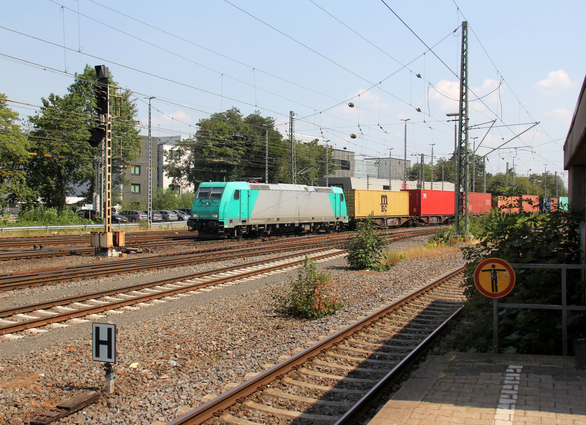 185 613-7 von Crossrail kommt aus Richtung Köln mit einem langen MSC-Containerzug aus Germersheim(D) nach Antwerpen-Krommenhoek(B) und kommt aus Köln-Süd,Köln-West,Köln-Ehrenfeld,Kerpen,Horrem,Buir,Merzenich,Düren,Langerwehe,Eschweiler-Hbf,Stolberg-Hbf(Rheinland),Aachen-Eilendorf,Aachen-Rothe-Erde,Aachen-Hbf,Aachen-Schanz und fährt in Aachen-West ein.
Aufgenommen vom Bahnsteig in Aachen-West. 
Bei Sommerwetter am Nachmittag vom 3.8.2018. 