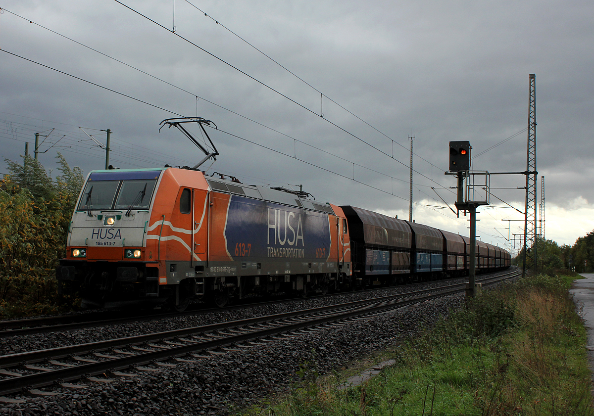185 613-7 der HUSA , momentan f�r NIAG im Einsatz , hier bei Porz Wahn am 28.10.2013