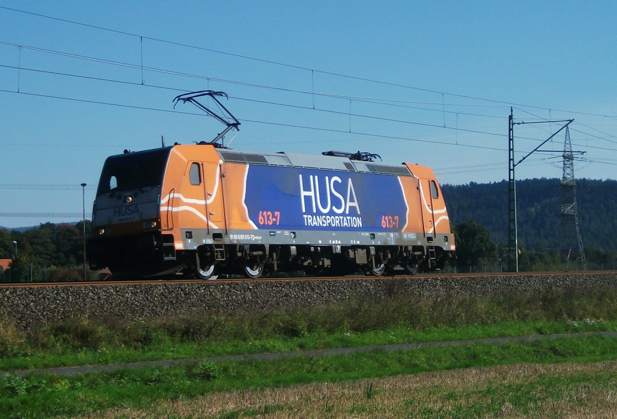 185 613-7 von HUSA fhrt am 29.September 2013 als Tfzf ber´s Gegengleis bei Halach(b. Kronach) Richtung Pressig.