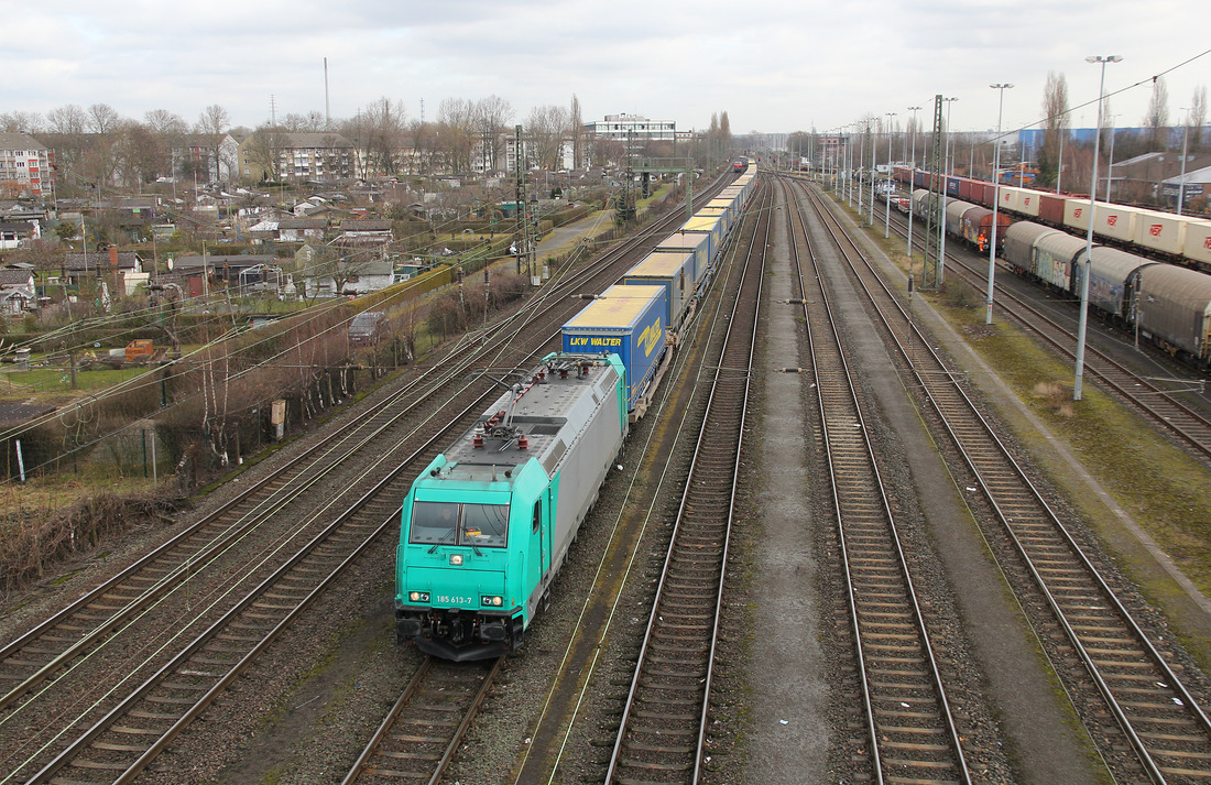 185 613 erreicht mit einem KLV-Zug den Zielbahnhof Rheinhausen.
Das Bild entstand am 9. März 2018 von einer Straßenbrücke.
Für wen die Lok aktuell fährt, ist mir leider nicht bekannt.