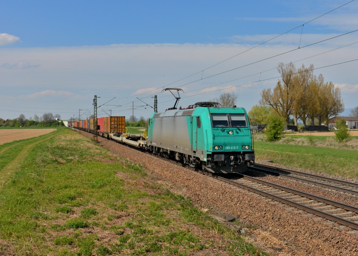 185 613 mit einem Containerzug am 22.04.2015 bei Plattling. 