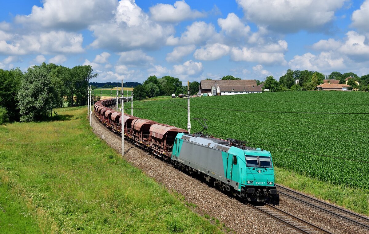 185 613 mit einem Güterzug am 26.06.2021 bei Neumarkt-Kallham. 