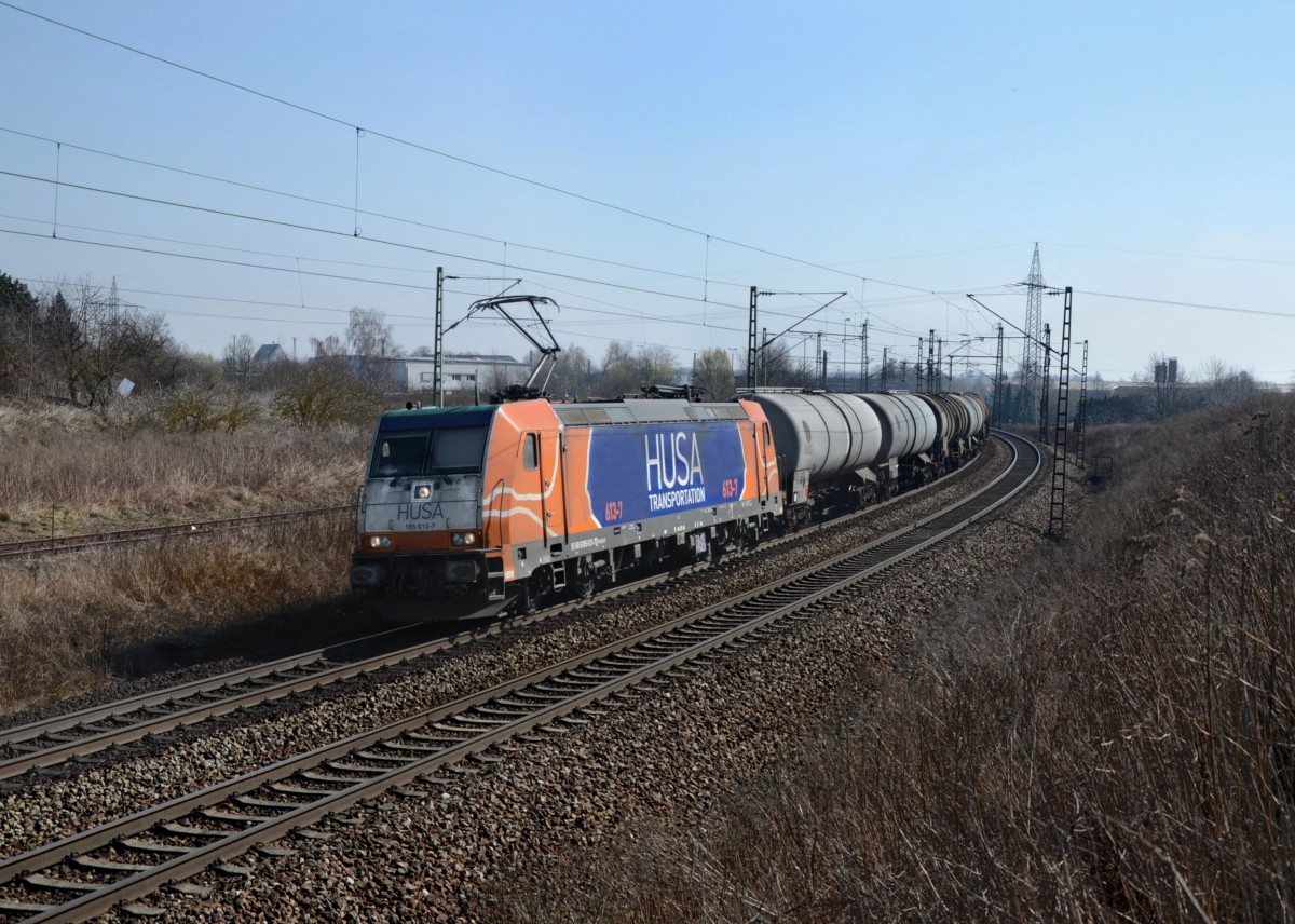 185 613 mit einem Kesselzug am 12.03.2014 bei Plattling.