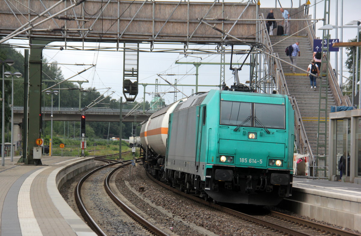 185 614-5 von Crossrail  kommt mit einem schweren-Gaszug aus Antwerpen-Waaslandhaven(B) nach Visp(CH) und kommt aus Richtung Aachen-West,Aachen-Schanz,Aachen-Hbf,Aachen-Rothe-Erde,Aachen-Eilendorf und fährt durch Stolberg-Rhienland-Hbf in Richtung Eschweiler-Hbf,Langerwehe,Düren,Merzenich,Buir,Horrem,Kerpen-Köln-Ehrenfeld,Köln-West,Köln-Süd. Aufgenommen vom Bahnsteig 43 in Stolberg-Hbf.
Bei Sonne und Wolken am Vormittag vom 21.7.2019. 