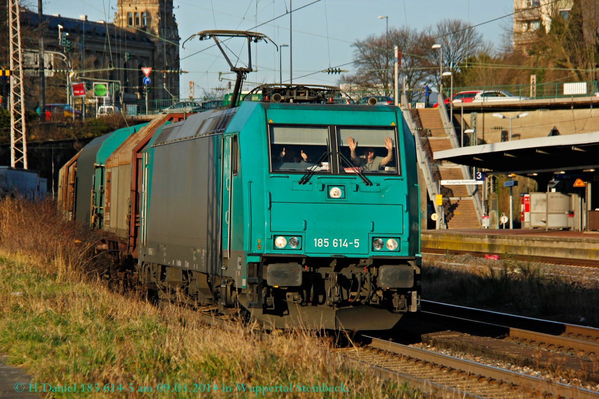 185 614-5 mit zwei sehr netten Lokführer am 09.03.2014 in Wuppertal Steinbeck.
Gruß an die beiden Tf's zurück.