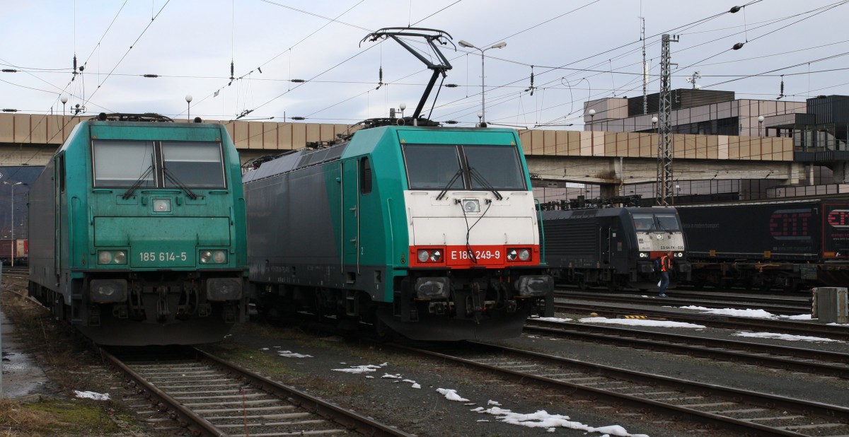 185 614-5 von TXL (links) und die neu von Lokomotion angemietete 186 249-9 PL (270 006-7) stehen am 15.1.2015 im Bahnhof Kufstein. Sie wird wahrscheinlich nicht nach Italien fahren, da sie keine Zulassung besitzt.