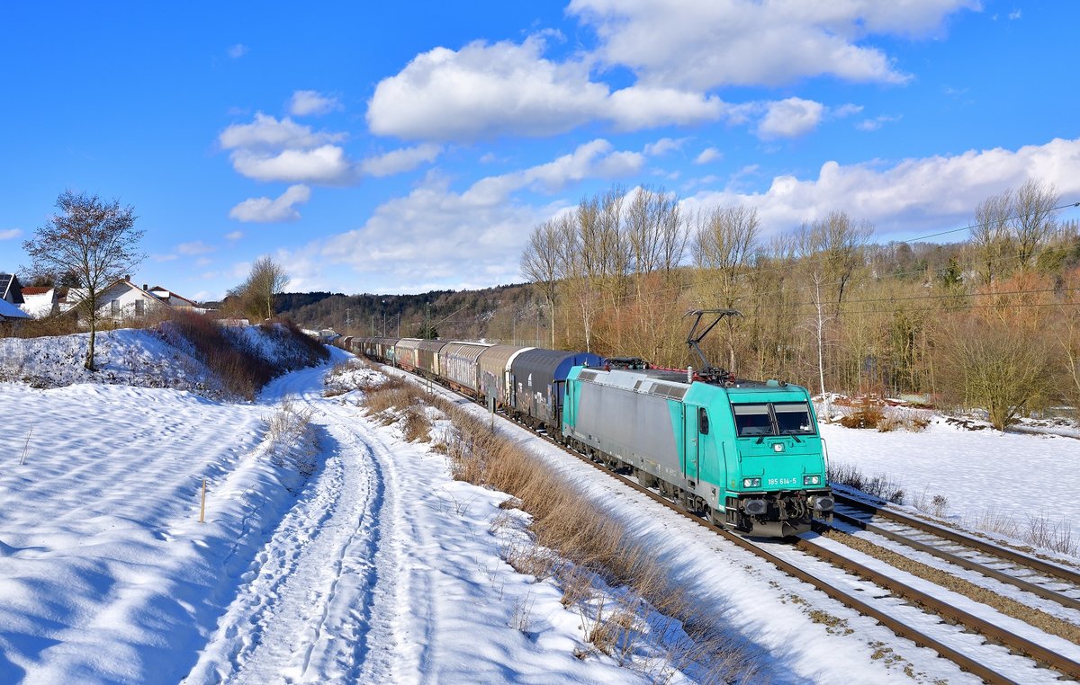 185 614 mit einem Güterzug am 24.01.2021 bei Seestetten.